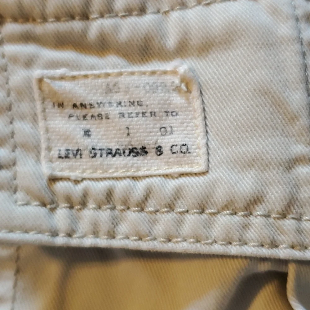 Levi's Men’s Cream Cargo Shorts - Classic Pocket Detail